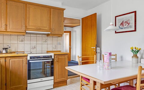 Wildemor - 30Km from the Sea: Meubilair, Flooring, Interieur Ontwerp, Keuken, Hout, Cabinetry, Toestel Van De Keuken, Verdieping, Countertop, Major Appliance