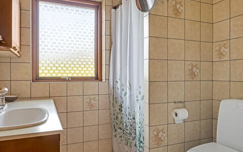 Wildemor - 30Km from the Sea: Wastafel In De Badkamer, Badkamer, Loodgieterswerkinrichting, Muur, Wastafel, Flooring, Interieur Ontwerp, Verdieping, Toilet, Kraan