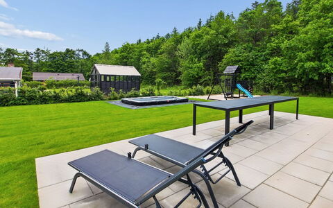 Biergh - 30Km from the Sea: Buitenmeubels, Struik, Tuin, Meubilair, Land Lot, Schaduw, Buitentafel, Landscaping, Gazon, Zwembad