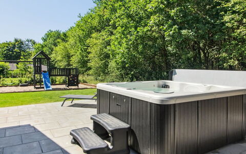 Biergh - 30Km from the Sea: Loodgieterswerkinrichting, Bad, Tuin, Zwembad, Jacuzzi, Werf, Kamerplant, Landscaping, Backyard