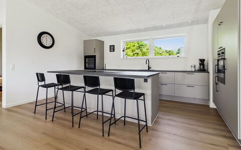Biergh - 30Km from the Sea: Meubilair, Flooring, Interieur Ontwerp, Keuken, Countertop, Verdieping, Hout, Houten Vloer, Plafond, Barkruk