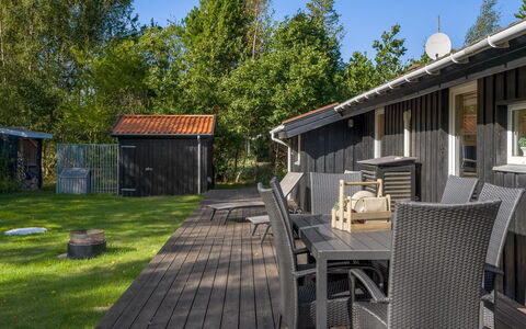 Inga - 300M from the Sea: Huis, Dak, Huis, Verblijf, Struik, Groundcover, Landgoed, Boerderij, Siding, Garden Gebouwen