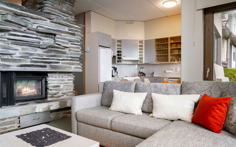 Rukatunturintie 8 G2: Meubilair, Interieur Ontwerp, Bankstel, Hout, Flooring, Woonkamer, Verdieping, Plafond, Kamer, Verlichting