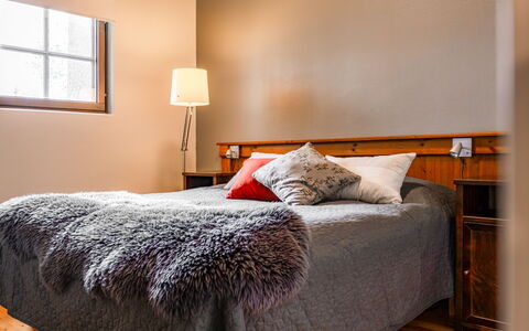 Rukatunturintie 8 G2: Bed, Meubilair, Bedding, Slaapkamer, Laken, Interieur Ontwerp, Muur, Linens, Hout, Verdieping