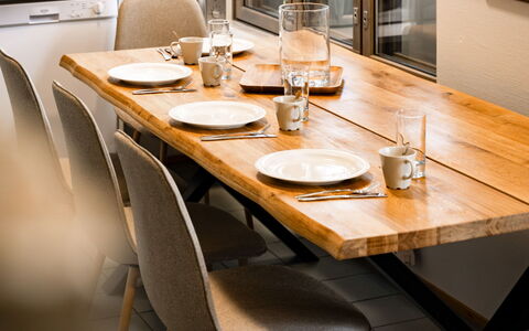 Rukatunturintie 8 G2: Meubilair, Tafel, Flooring, Hout, Interieur Ontwerp, Keuken En Eettafel, Eetkamer, Tableware, Verdieping, Stoel