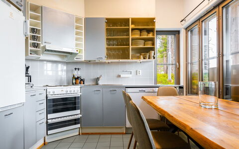 Rukatunturintie 8 G2: Keuken, Meubilair, Flooring, Interieur Ontwerp, Toestel Van De Keuken, Cabinetry, Hout, Countertop, Verdieping, Plafond