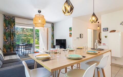 Lyloa: Meubilair, Interieur Ontwerp, Flooring, Stoel, Tafel, Hout, Plafond, Keuken En Eettafel, Eetkamer, Kamer