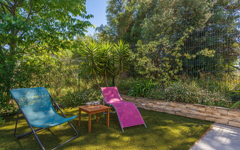 Lyloa: Groen, Buitenmeubels, Meubilair, Struik, Tuin, Stoel, Groundcover, De Lente, Schaduw, Backyard