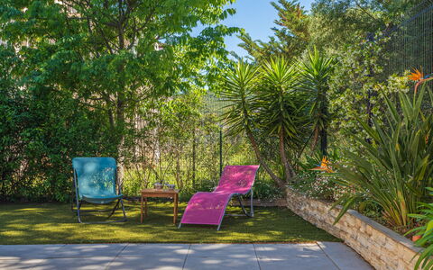 Lyloa: Groen, Buitenmeubels, Meubilair, Struik, Tuin, Stoel, Schaduw, Openluchtbank, Landscaping, Backyard