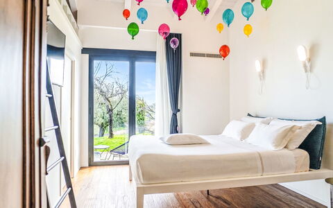 Idea 18: Meubilair, Slaapkamer, Interieur Ontwerp, Bed, Hout, Bedding, Laken, Verlichting, Verdieping, Huis