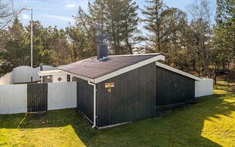 Thorsmod - 1.8Km from the Sea: Meubilair, Hout, Interieur Ontwerp, Flooring, Verdieping, Stoel, Kamer, Plafond, Woonkamer, Appartement