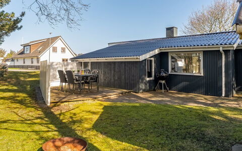 Thorsmod - 1.8Km from the Sea: Meubilair, Hout, Interieur Ontwerp, Flooring, Verdieping, Stoel, Kamer, Plafond, Woonkamer, Appartement