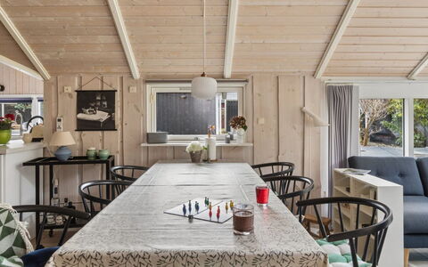 Saija - 2.1Km from the Sea: Meubilair, Interieur Ontwerp, Hout, Flooring, Tafel, Keuken En Eettafel, Plafond, Verdieping, Stoel, Eetkamer