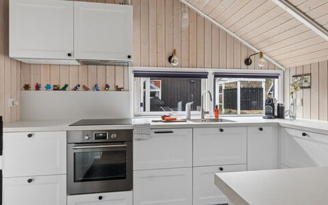 Saija - 2.1Km from the Sea: Keuken, Hout, Countertop, Interieur Ontwerp, Cabinetry, Toestel Van De Keuken, Flooring, Plafond, Major Appliance, Huis