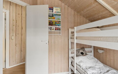 Saija - 2.1Km from the Sea: Hout, Huis, Slaapkamer, Interieur Ontwerp, Verdieping, Flooring, Plafond, Bed, Kamer, Deur