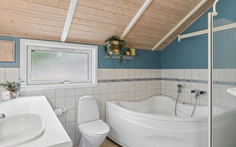Saija - 2.1Km from the Sea: Loodgieterswerkinrichting, Interieur Ontwerp, Flooring, Badkamer, Verdieping, Plafond, Bad, Wastafel, Kraan, Loodgieter