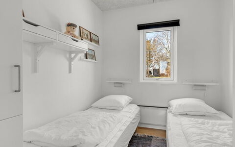 Angret - 380M from the Sea: Verdieping, Slaapkamer, Appartement, Plafond, Bed, Bedding, Bed Frame, Slaapzaal, Freezing, Winter