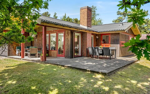 Leonor - 1.8Km from the Sea: Huis, Dak, Huis, Deur, Verblijf, Schaduw, Tuin, Groundcover, Veranda, Werf