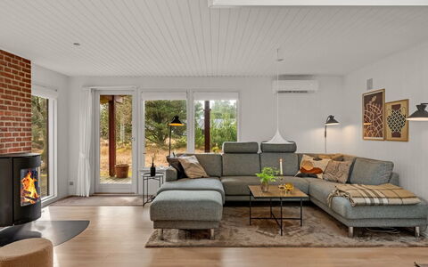 Leonor - 1.8Km from the Sea: Bankstel, Flooring, Meubilair, Hout, Verdieping, Woonkamer, Interieur Ontwerp, Huis, Houten Vloer