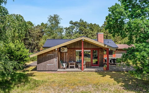 Leonor - 1.8Km from the Sea: Huis, Dak, Huis, Deur, Verblijf, Schaduw, Tuin, Groundcover, Veranda, Werf