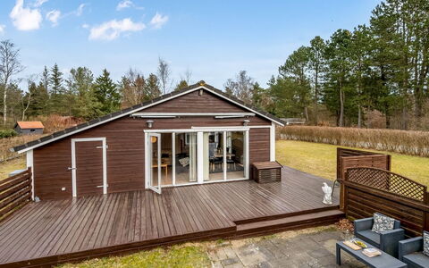 Vilhelm - 7.5Km from the Sea: Hout, Huis, Dak, Verblijf, Huis, Siding, Dek, Hardwood, Deur, Veranda