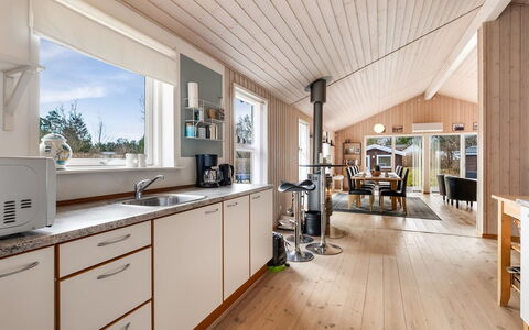 Vilhelm - 7.5Km from the Sea: Hout, Plafond, Flooring, Interieur Ontwerp, Houten Vloer, Verdieping, Keuken, Huis, Countertop, Hardwood