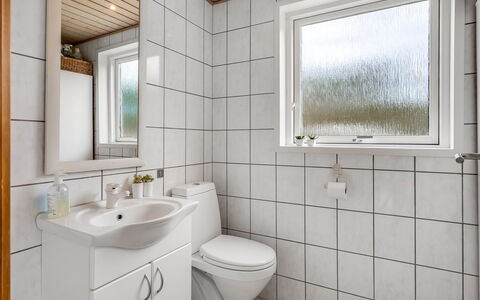 Vilhelm - 7.5Km from the Sea: Badkamer, Loodgieterswerkinrichting, Flooring, Wastafel, Interieur Ontwerp, Verdieping, Wastafel In De Badkamer, Toilet, Kraan, Loodgieter