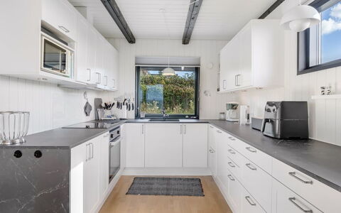 Gertina - 100M from the Sea: Keuken, Countertop, Toestel Van De Keuken, Major Appliance, Interieur Ontwerp, Cabinetry, Plafond, Flooring, Huishoudapparatuur, Wastafel