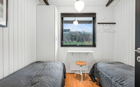 Gertina - 100M from the Sea: Slaapkamer, Hout, Bed, Laken, Plafond, Verdieping, Bedding, Flooring, Interieur Ontwerp, Bed Frame
