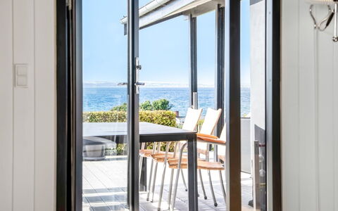 Gertina - 100M from the Sea: Hout, Verdieping, Deur, Glas, Home Deur, Zee, Hardwood, Stoel, Schaduw, Oceaan