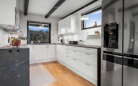 Gertina - 100M from the Sea: Keuken, Toestel Van De Keuken, Countertop, Major Appliance, Hout, Cabinetry, Huishoudapparatuur, Flooring, Interieur Ontwerp, Fornuis