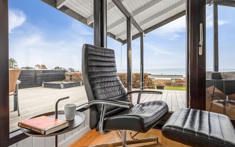 Gertina - 100M from the Sea: Meubilair, Interieur Ontwerp, Flooring, Stoel, Verdieping, Plafond, Houten Vloer, Woonkamer, Hardwood, Tapijt