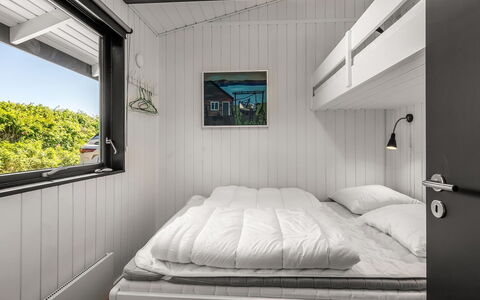 Gertina - 100M from the Sea: Slaapkamer, Bed, Laken, Bedding, Bed Frame, Plafond, Linens, Stapelbed, Hoofdkussen, Kussen Gooien