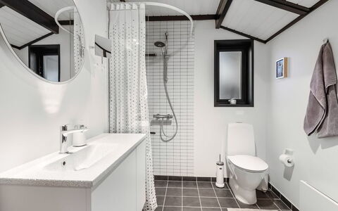 Gertina - 100M from the Sea: Badkamer, Loodgieterswerkinrichting, Wastafel, Interieur Ontwerp, Wastafel In De Badkamer, Flooring, Verdieping, Kraan, Toilet, Loodgieter