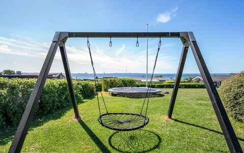 Gertina - 100M from the Sea: Speeltoestel, Schommel, Tuin, Gazon, Schaduw, Park, Werf, Speelplaats, Trampoline, Landscaping