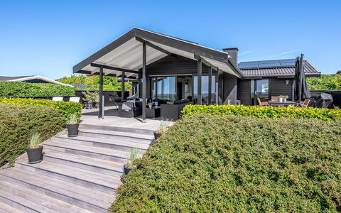 Gertina - 100M from the Sea: Huis, Dak, Huis, Deur, Verblijf, Schaduw, Tuin, Groundcover, Veranda, Werf