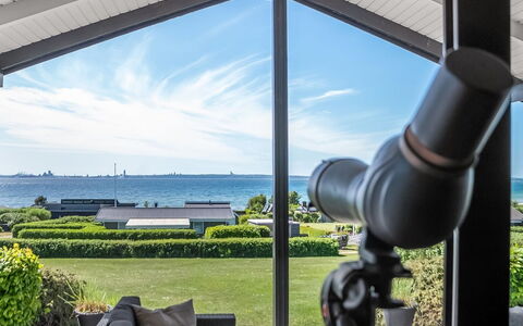 Gertina - 100M from the Sea: Huis, Dak, Huis, Deur, Verblijf, Schaduw, Tuin, Groundcover, Veranda, Werf