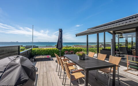 Gertina - 100M from the Sea: Huis, Dak, Huis, Deur, Verblijf, Schaduw, Tuin, Groundcover, Veranda, Werf