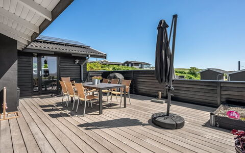 Gertina - 100M from the Sea: Huis, Dak, Huis, Deur, Verblijf, Schaduw, Tuin, Groundcover, Veranda, Werf