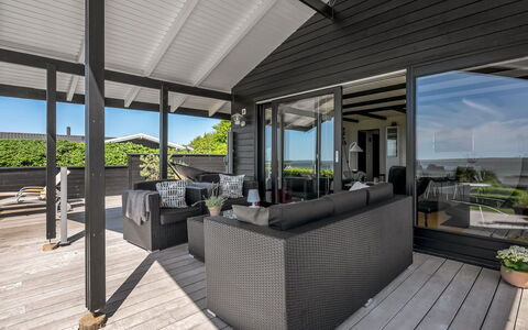 Gertina - 100M from the Sea: Huis, Dak, Huis, Deur, Verblijf, Schaduw, Tuin, Groundcover, Veranda, Werf