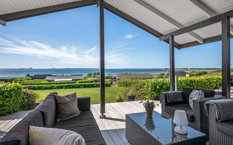 Gertina - 100M from the Sea: Huis, Dak, Huis, Deur, Verblijf, Schaduw, Tuin, Groundcover, Veranda, Werf