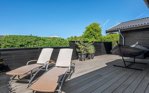 Gertina - 100M from the Sea: Huis, Dak, Huis, Deur, Verblijf, Schaduw, Tuin, Groundcover, Veranda, Werf