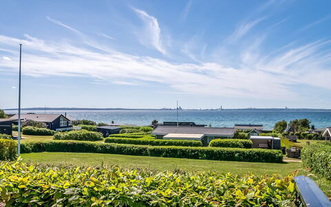 Gertina - 100M from the Sea: Huis, Dak, Huis, Deur, Verblijf, Schaduw, Tuin, Groundcover, Veranda, Werf