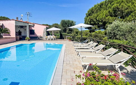 Villa Cecilia: Toevlucht, Buitenmeubels, Hotel, Badplaats, Zwembad