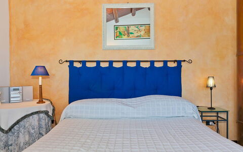 Villa Ophelia: Bed, Meubilair, Slaapkamer, Bedding, Laken, Interieur Ontwerp, Linens, Verdieping, Textiel, Flooring