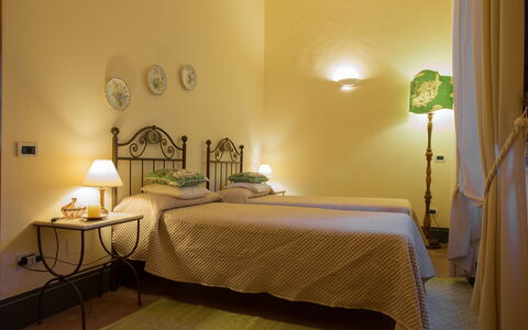 Villa Camelia: Bed, Meubilair, Interieur Ontwerp, Slaapkamer, Bedding, Laken, Muur, Verdieping, Hout, Flooring