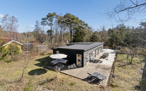 Svenja - 300M from the Sea: Plafond, Flooring, Interieur Ontwerp, Verdieping, Samengesteld Materiaal, Meubilair, Toevlucht, Hotel, Ontwerp, Daylighting