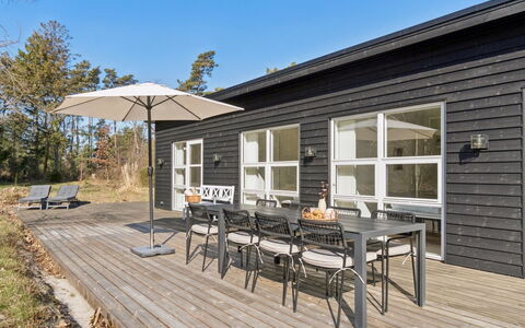 Svenja - 300M from the Sea: Plafond, Flooring, Interieur Ontwerp, Verdieping, Samengesteld Materiaal, Meubilair, Toevlucht, Hotel, Ontwerp, Daylighting