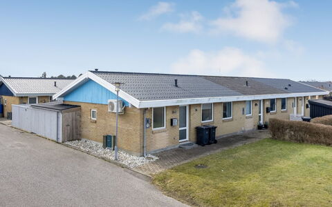 Heida - 1.5Km from the Sea: Architectuur, Dak, Schaduw, Daylighting, Siding