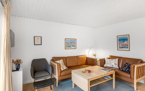 Heida - 1.5Km from the Sea: Meubilair, Interieur Ontwerp, Flooring, Bankstel, Verdieping, Hout, Plafond, Woonkamer, Kamer, Tafel